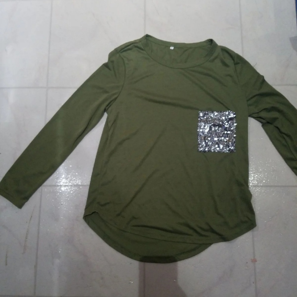 Long sleeve womens green tee with sequence pocket